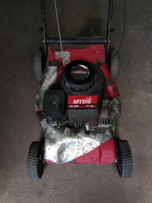 Corta relva a funcionar