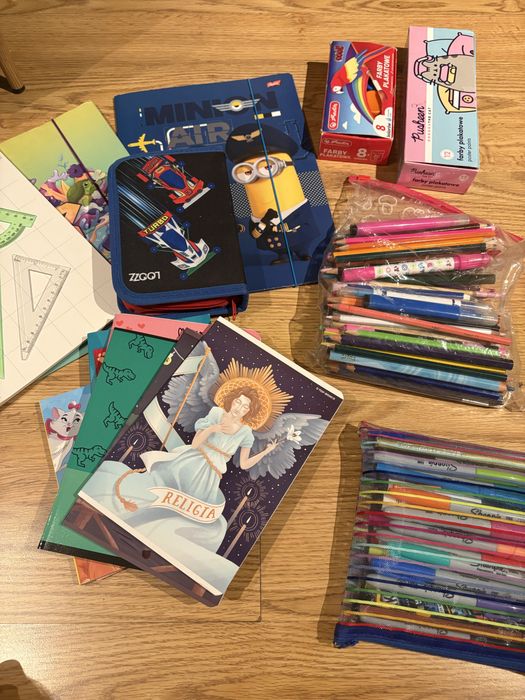 Przybory szkolne kredki/flamastry/zeszyty/ksiazeczki