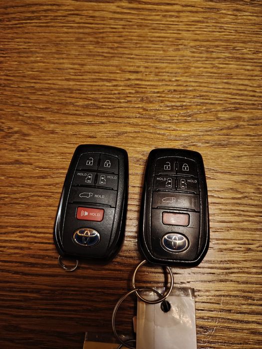 Toyota Sienna hybrid AWD 2021 XLE 7 osób.