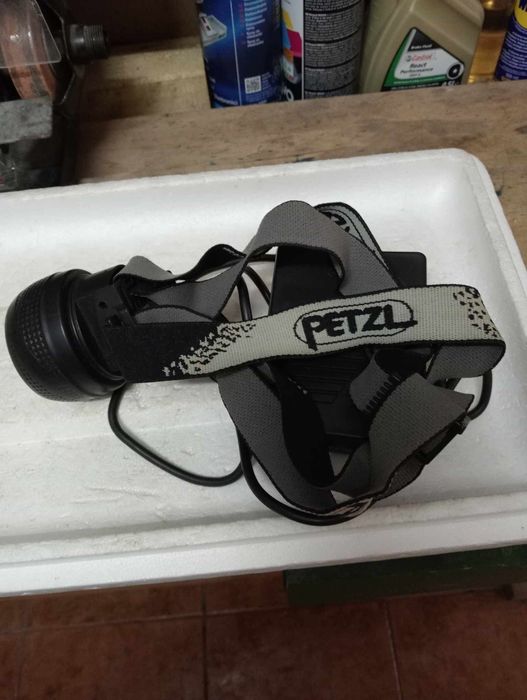 Lanterna Petzl espeleologia, pesca atividades ao ar livre
