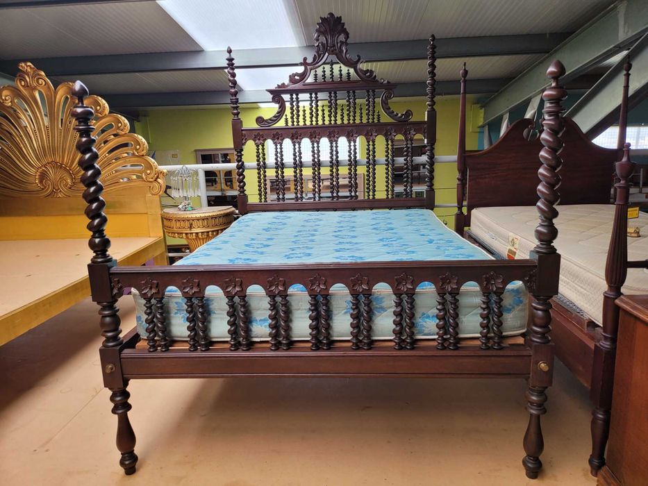 Cama antiga em madeira maciça com estrado e colchão - Muito bom