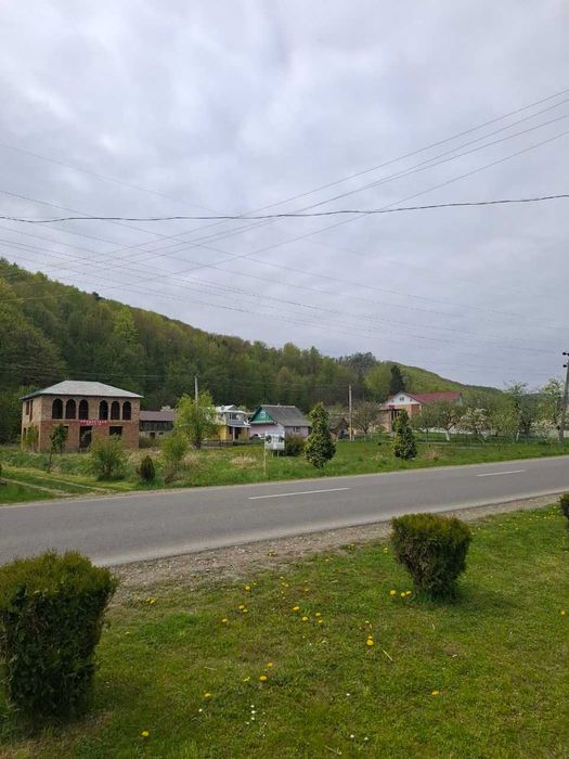 Продаю двоповерховий будинок з ділянкою біля лісу в Косові.