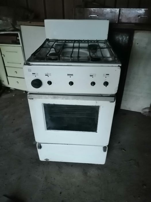 Продам газову плиту (б/в)  радянського виробництва. Працює.