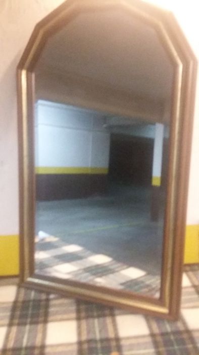 Espelho com moldura de madeira