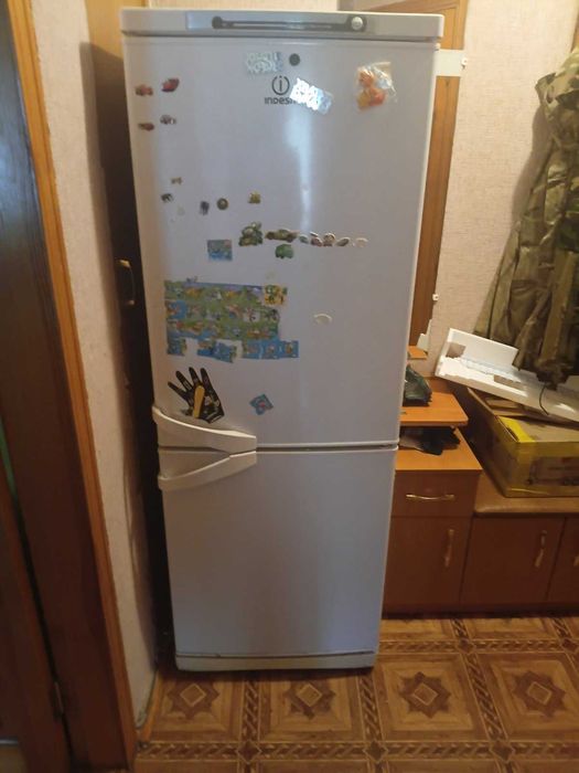 Продам холодильник Indesit sb167 027