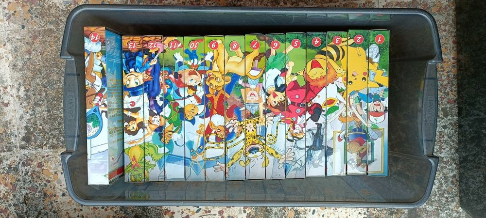 Coleção de cassetes VHS com histórias infantis clássicas, em desenhos