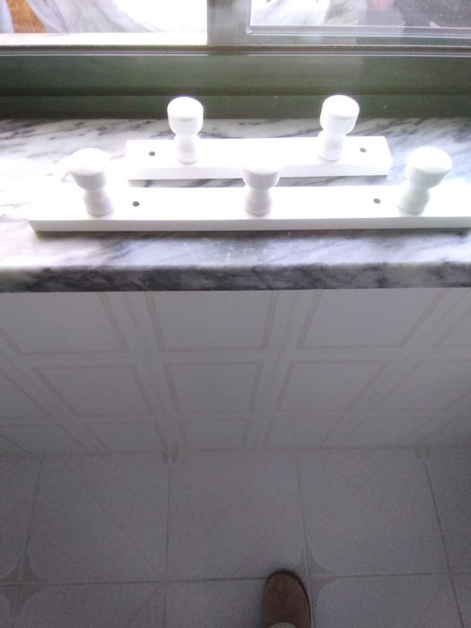 Dois Cabides em Madeira,  brancos, NOVOS