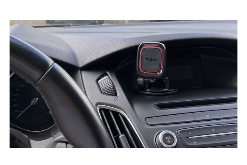 Магнитная подставка под телефон в авто