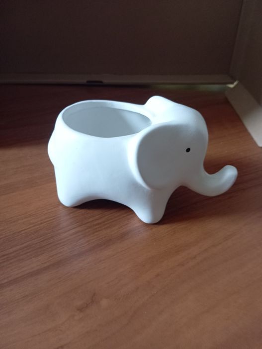 Doniczka biała ceramiczna w kształcie słonia .