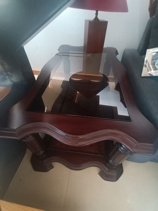 Mesa de madeira com tampo de vidro