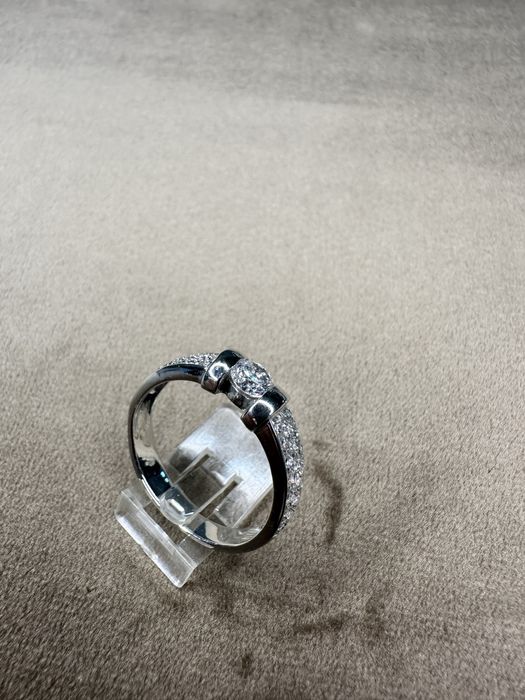 Anel em ouro branco com zirconeas. 19,2 quilates