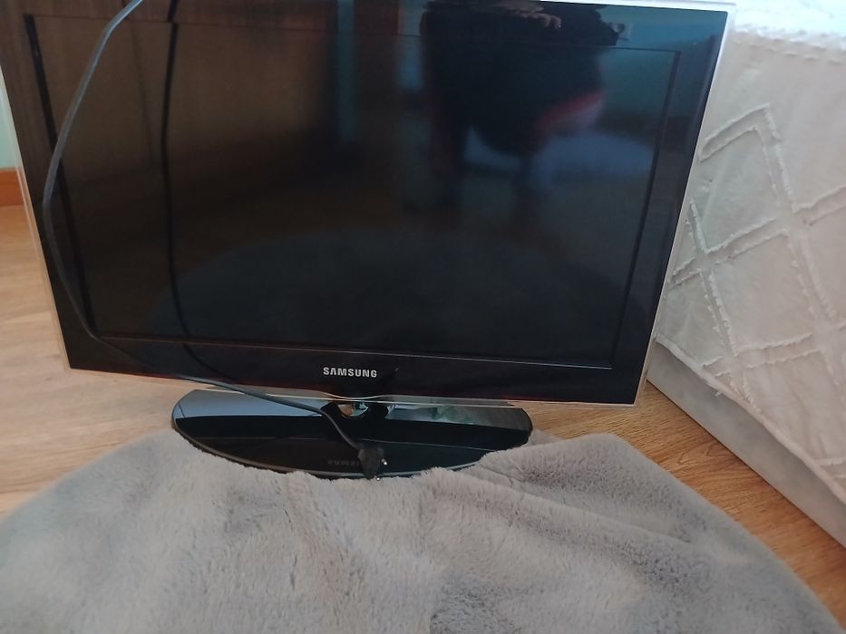 Tv samsung funciona muito bem .apenas tricamos por tamnaho maior
