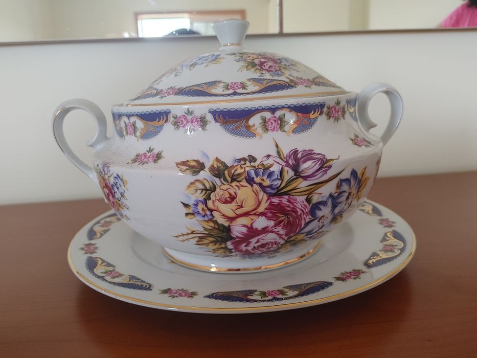 Peça de louça decorativa