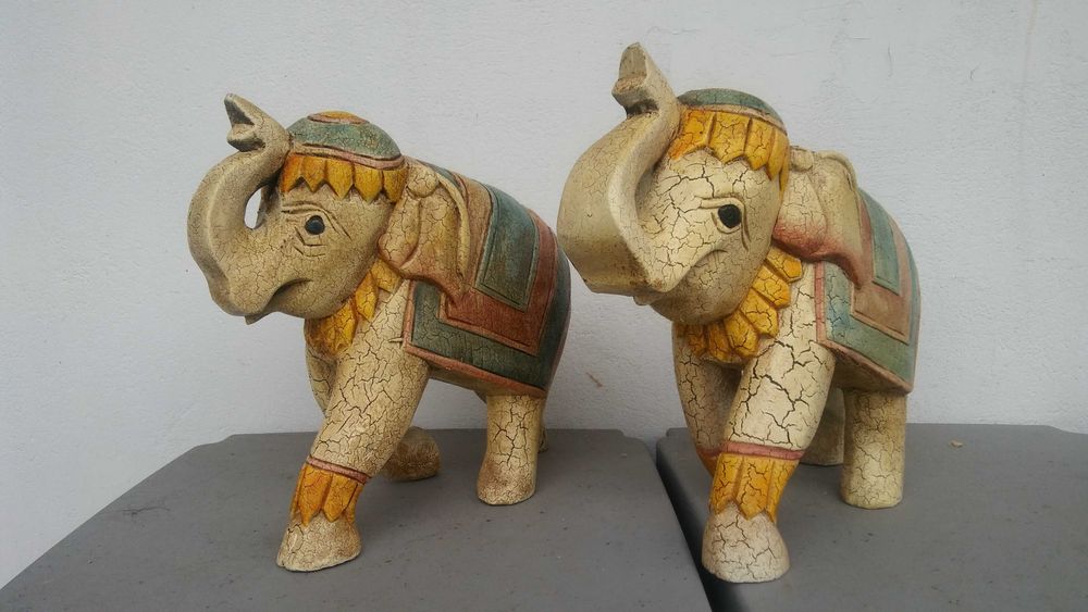 Dwa drewniane słonie