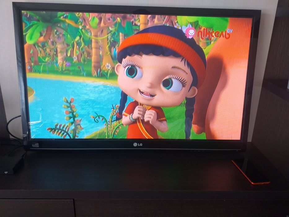 Продам телевизор LG 42"диагонал + крепление на стену
