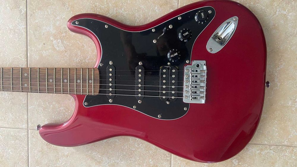 Guitarra Elétrica Fender Squier Stratocaster + Amplificador - Como Nova