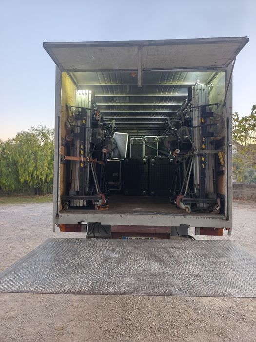 Camião com caixa fechada 12 T
