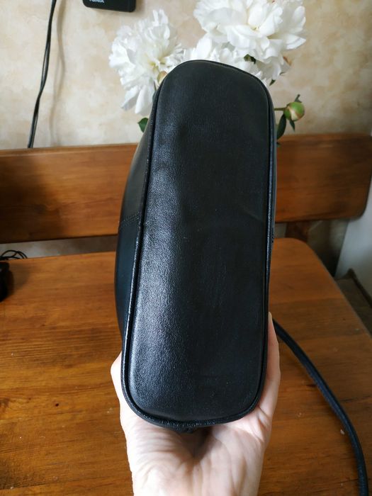 Лаконічна базова жіноча шкіряна сумка, довгі ручки - актуальна класика