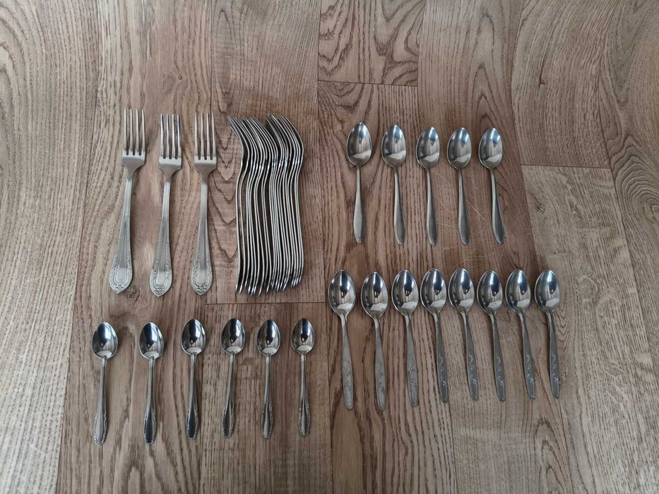 Посуда и столовые приборы: Тарелки, Селедочницы, Вилки, Ложечки.