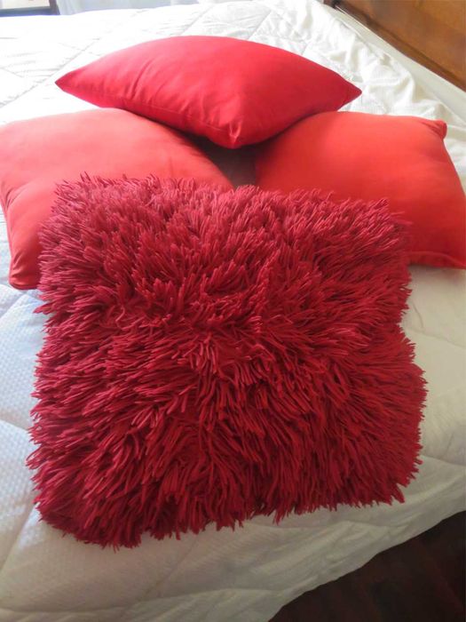 4 almofadas vermelhas