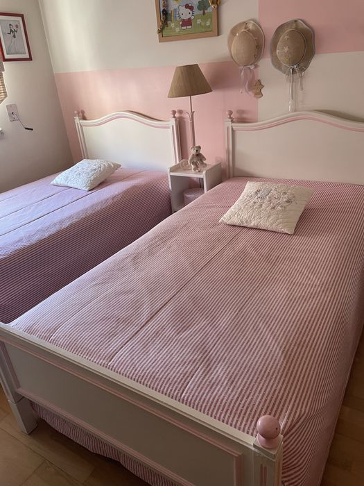 Duas camas individuais em madeira lacadas branco e rosa c/ Edredons,colchões e estrados