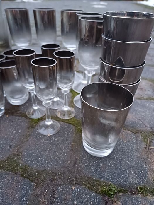 Zestaw szklanek i kieliszków dymionych PRL