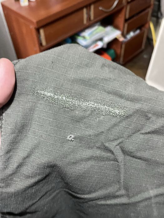 Джинси кархарт з дефектами