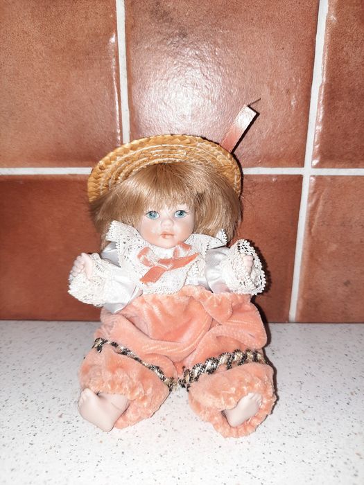 Laleczka porcelanowa