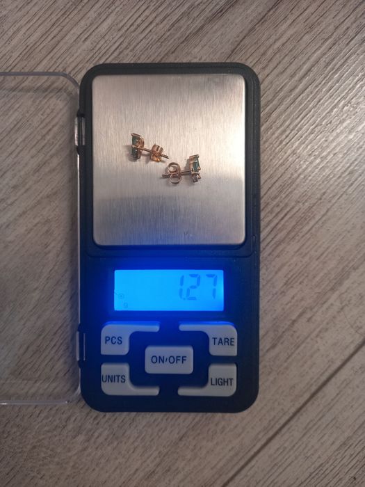 Золотое кольцо и пуссеты с изумрудами и бриллиантами