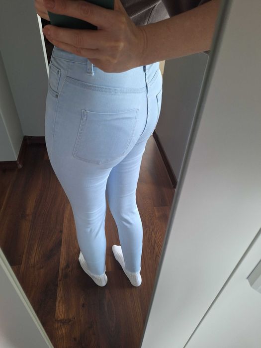 Jeansy z rozdarniami
