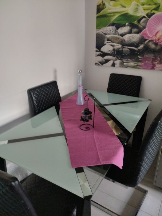 Mesa em vidro com pés pretos