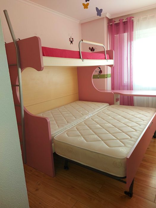 Beliche como novo com 3 camas em madeira + colchões + secretária