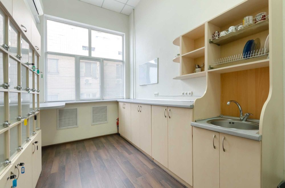 24 м2. метро Майдан Незалежності в 3х хв. Вільне призначення