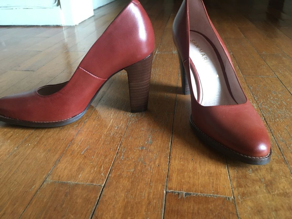 Sapatos em pele, novos, castanhos, nº 37