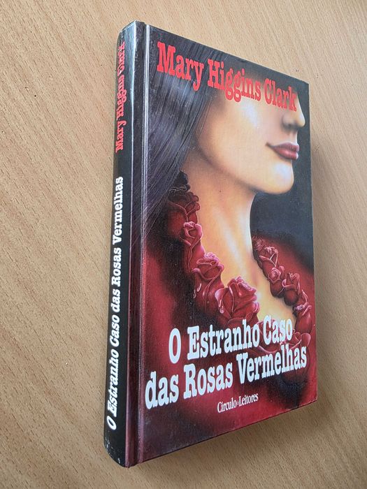 Livro "O Estranho Caso das Rosas Vermelhas" de Mary Higgins Clark