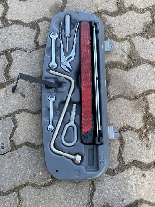 Zestaw kluczy bmw e46 cabrio ucho holownicze klucz do kol trojkat