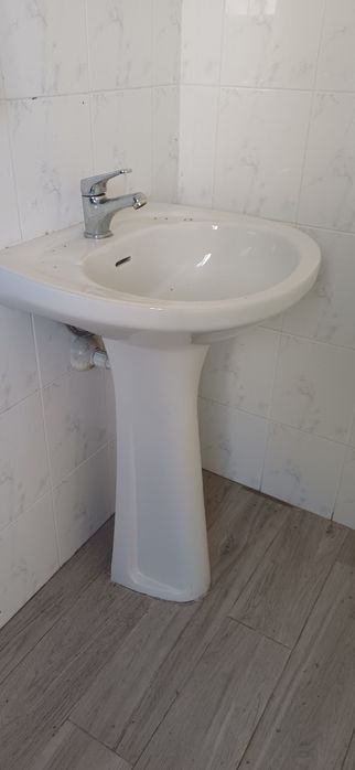 Lavatório de casa banho com pé