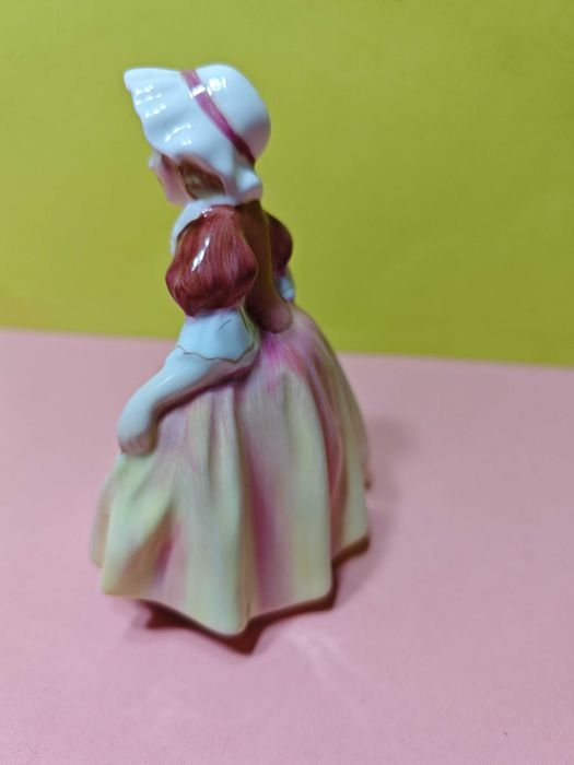 Figurka porcelanowa "DINKY DOO" Royal Doulton HN 2120