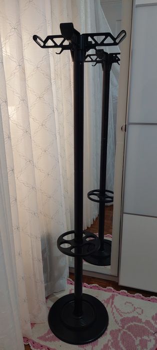 Bengaleiro cabides e porta chapéu de chuva. Em ótimo estado.