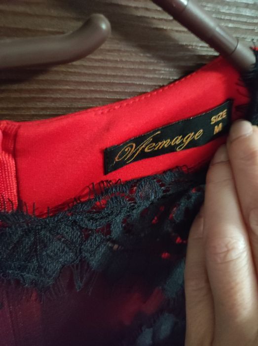 Elegancka sukienka czerwona z koronką M