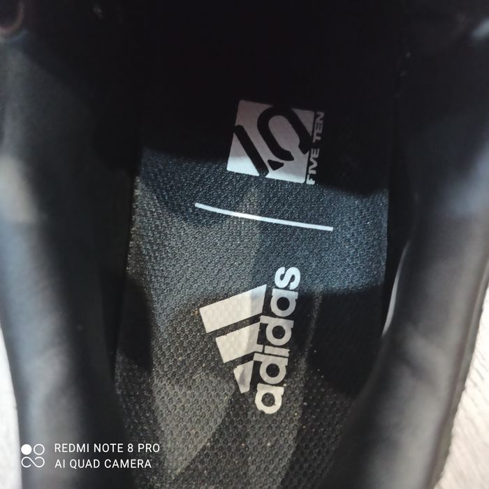 Кросівки adidas.