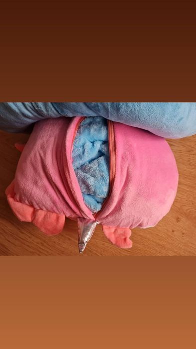 Подушка з пледом