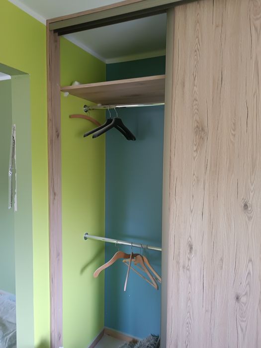 Szafa przesuwna, puf zielony