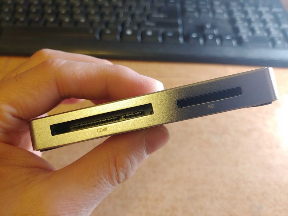 Czytnik kart CFast / SD / Hub usb-c usb-a