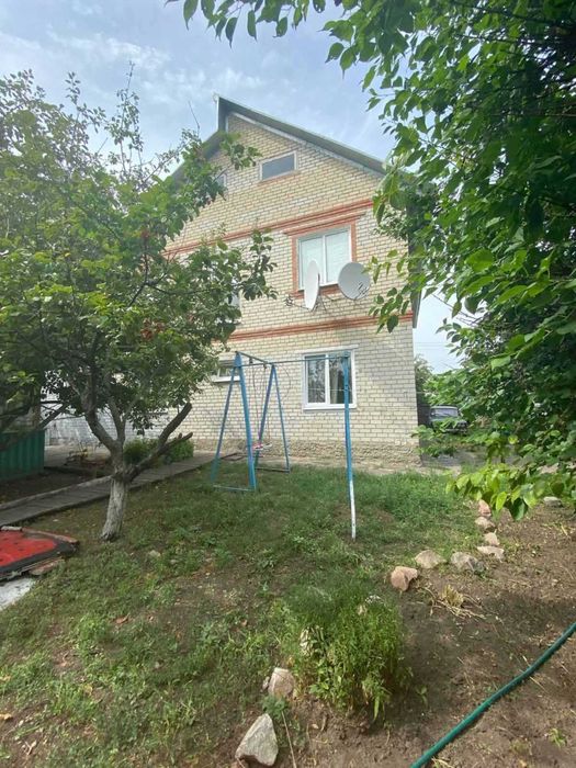 Продам капитальный 2х этажный дом в пгт Печенеги 55000