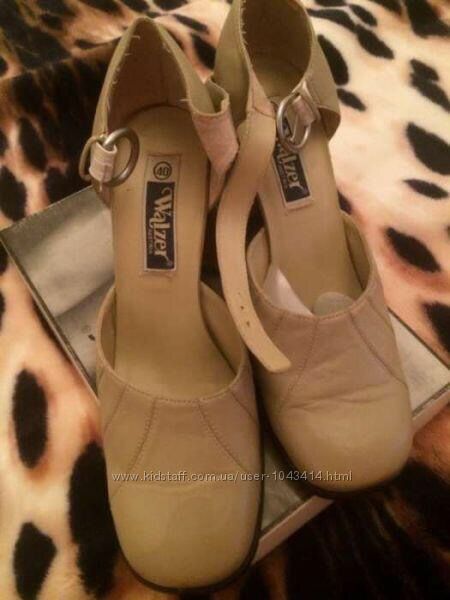 Женские босоножки кожаные светлые фирмы Walzer