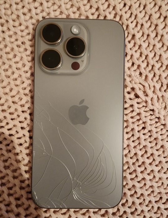 Iphone 15 pro 128 gb tytan naturlany zbita tylna szybka działa