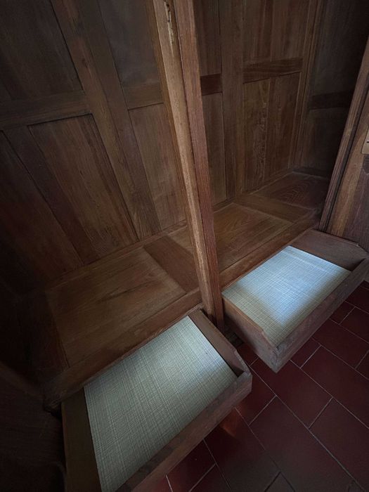 Mobília de quarto  (inclui cama de casal, espelho , cadeira , comoda e roupeiro)