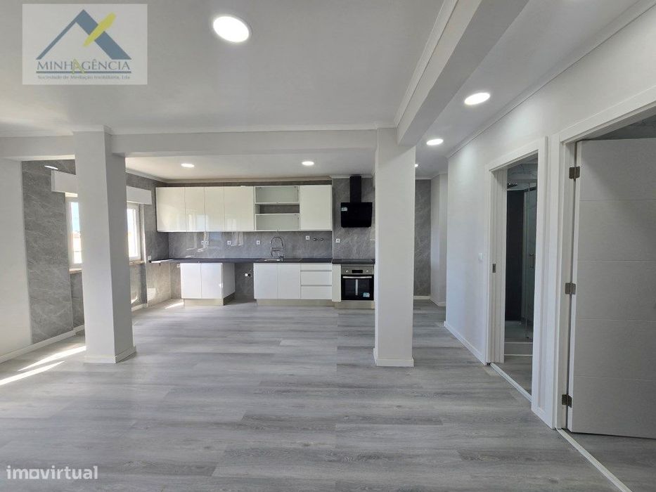 Apartamento T2 remodelado com arrecadação em Setúbal