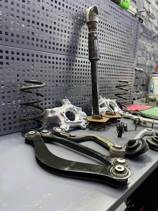 Audi A4 B9 задня Цапфа / стойка / пружина / ричаг / спупиця